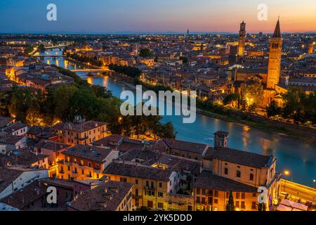 Verona Panoramablick auf die Altstadt mit Kirchtürmen, Fluss Etsch und berühmten Plätzen von Castel San Pietro. Stockfoto