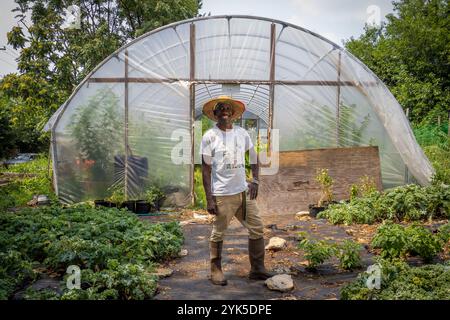 Die University of Maryland Extension Urban Farmer Field School veranstaltet eine Bildungsveranstaltung auf der Plantation Park Heights Urban Farm (PPHUF) in Baltimore, MD., am 20. Juli 2021. PPHUF wurde von Farmer Chippy (im Bild) und einer Gruppe karibischer/amerikanischer Bürger gegründet, um Veränderungen zu bewirken und einen positiven Einfluss auf das Leben junger Erwachsener zu haben, die in der Park Heights-Gemeinde leben, sowie sich auf die Nahrungsmittelproduktion und -Verteilung konzentrieren, um die erste „Agrihood“ in Baltimore, MD, zu schaffen USDA/FPAC Foto von Preston Keres Stockfoto