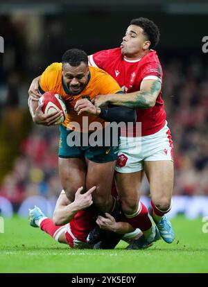 Der Australier Samu Kerevi (Mitte links) wird von Ben Thomas (rechts) und Jac Morgan während des Autumn International Matches im Principality Stadium in Cardiff angegriffen. Bilddatum: Sonntag, 17. November 2024. Stockfoto