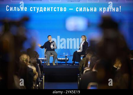 Kiew, Ukraine. November 2024. Der ukrainische Präsident Wolodymyr Zelenskyj, links, beantwortet eine Frage während einer Veranstaltung mit studentischen Selbstverwaltungsgremien aus über 200 Hochschuleinrichtungen in der ganzen Ukraine zum Internationalen Studententag am 17. November 2024 in Kiew, Ukraine. Kredit: Ukrainischer Ratsvorsitz/Pressestelle Des Ukrainischen Präsidenten/Alamy Live News Stockfoto