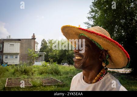 Die University of Maryland Extension Urban Farmer Field School veranstaltet eine Bildungsveranstaltung auf der Plantation Park Heights Urban Farm (PPHUF) in Baltimore, MD., am 20. Juli 2021. PPHUF wurde von Farmer Chippy (im Bild) und einer Gruppe karibischer/amerikanischer Bürger gegründet, um Veränderungen zu bewirken und einen positiven Einfluss auf das Leben junger Erwachsener zu haben, die in der Park Heights-Gemeinde leben, sowie sich auf die Nahrungsmittelproduktion und -Verteilung konzentrieren, um die erste „Agrihood“ in Baltimore, MD, zu schaffen USDA/FPAC Foto von Preston Keres Stockfoto