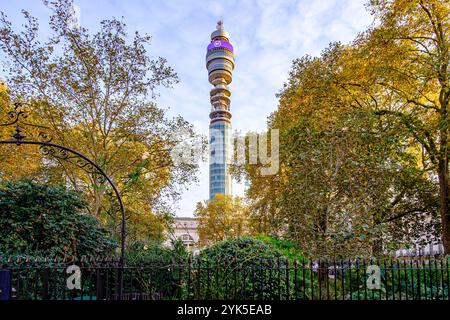 Blick auf den BT Tower von den Gärten des Fitzroy Square. London W1, Großbritannien Stockfoto