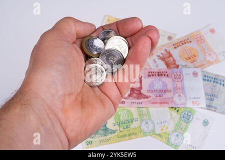 Einige Banknoten und einige Münzen von Moldau auf weißem Hintergrund Stockfoto