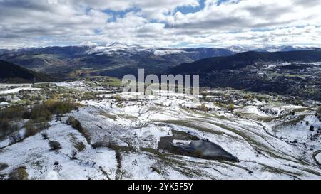 Aus der Vogelperspektive schneebedeckte Felder und ferne Berge unter einem bewölkten Himmel. Posof, Ardahan, TÜRKEI Stockfoto