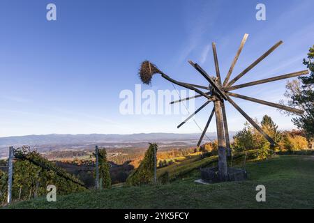 Herbstatmosphäre, größtes Klapotetz der Welt im Weinberg, Demmerkogel, Gemeinde St. Andrae-Hoech, Steiermark, Österreich, Europa Stockfoto