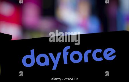 Das Dayforce-Logo wird auf dem Smartphone angezeigt. Dayforce Inc bietet HR-Software und -Services weltweit an. Stockfoto