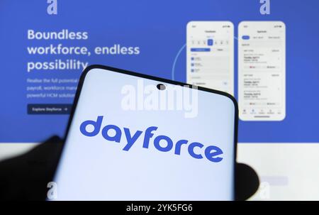 Das Dayforce-Logo wird auf dem Smartphone angezeigt. Dayforce Inc bietet HR-Software und -Services weltweit an. Stockfoto