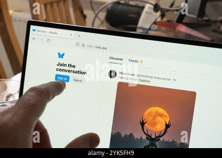 Mann, der sich gerade bei Bluesky anmelden wird, einem Microblogging-Dienst für soziale Medien, der aufgrund seiner moderierten Inhalte viele Nutzer von Twitter anzieht. UK Stockfoto