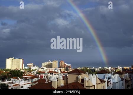 Regenbogen über Puerto de la Cruz und Gewitterwolken über dem Atlantik, Teneriffa, Kanarischen Inseln, Spanien, Europa Stockfoto