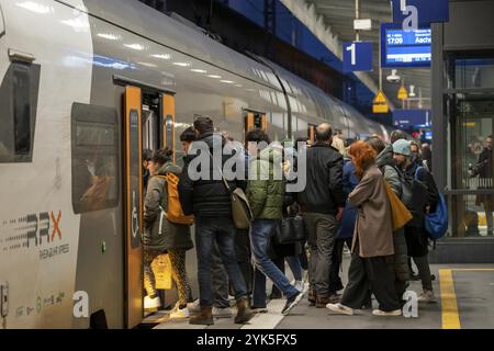 Regionalexpress am Hauptbahnhof Essen, auf dem Bahnsteig, RRX, RE1 nach Aachen, Einsteigen von Fahrgästen, Ausstieg, Nordrhein-Westfalen, Deutschland, Europa Stockfoto