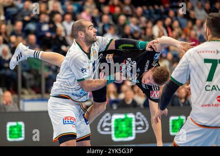 Nürnberg, Deutschland. November 2024. Vladimir Vranjes (HSG Wetzlar, #14) Sander Andreassen Overjordet (HC Erlangen, #08) HC Erlangen vs. HSG Wetzlar, Handball, 1. Handball-Bundesliga, Saison 2024/2025, 10. Spieltag, 25.10.2024 Foto: Eibner/Ardan Fuessmann Credit: dpa/Alamy Live News Stockfoto