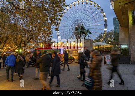 Vorweihnachtszeit, Menschen, Shopper, Besucher des Weihnachtsmarktes in der Essener Innenstadt, Riesenrad am Burgplatz, Kettwiger Straße, Weihnachten Stockfoto