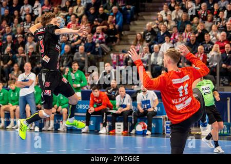 Nürnberg, Deutschland. November 2024. Till Klimpke (HSG Wetzlar, #11) Tim Goemmel (HC Erlangen, #95) HC Erlangen vs. HSG Wetzlar, Handball, 1. Handball-Bundesliga, Saison 2024/2025, 10. Spieltag, 25.10.2024 Foto: Eibner/Ardan Fuessmann Credit: dpa/Alamy Live News Stockfoto