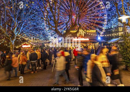 Vorweihnachtszeit, Menschen, Shopper, Besucher des Weihnachtsmarktes in der Essener Innenstadt, Riesenrad am Burgplatz, Kettwiger Straße, Weihnachten Stockfoto