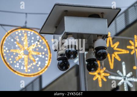 Videoüberwachung durch die Polizei im Porschekanzel, vor der Marktkirche im Stadtzentrum von Essen, während des Weihnachtsmarktes, mobil su Stockfoto