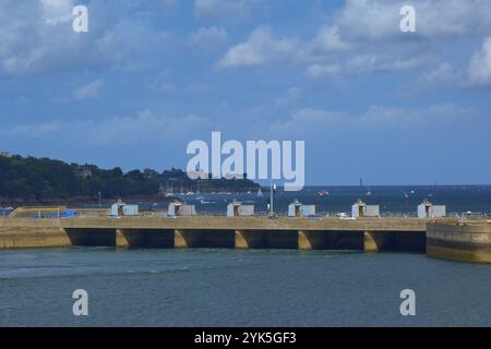 Rance Gezeitenkraftwerk und eine bewaldete Küste unter blauem Himmel, La Rance, Saint-Malo, La Richardais, Bretagne, Frankreich, Europa Stockfoto