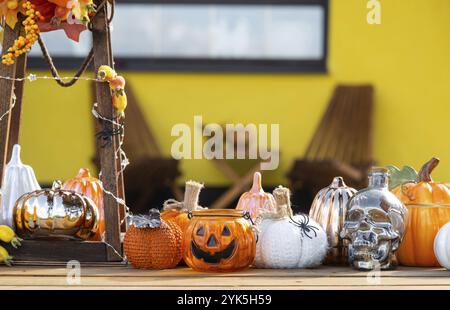 Herbstdekor auf der Veranda des Hauses draußen im Hof von Kürbis, Laterne, Girlanden, Hüte, Jack Laterne. Halloween-Party, Herbststimmung, Harvest fee Stockfoto