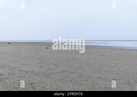 Sandstrand in ouddorp, niederlande, bei schlechtem bewölktem Herbstwetter Stockfoto