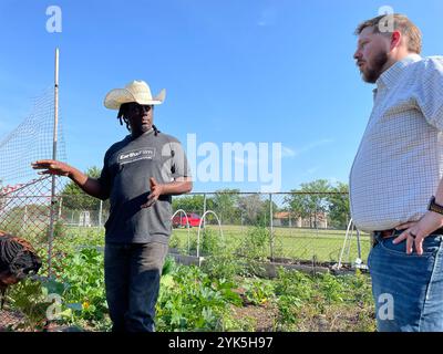 Coy Poitier, Executive Director des FAWC Conservatory of Arts and Sciences, verwaltet eine 1 Hektar große städtische Farm, die als Bildungszentrum in der Nähe von Dallas genutzt wird. Coy arbeitet eng mit Stefen Tucker, Urban County Executive Director, und der USDA Farm Service Agency zusammen, um mehr über die Vorteile und Möglichkeiten zu erfahren, die das Department bietet. Coy ist derzeit Mitglied des FSA Urban County Committee in Dallas. 7/2023 USDA Foto von Joshua Coleman Stockfoto