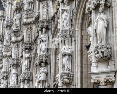 Detail künstlerisches Gebäude Leuvener Rathaus (Historisch Stadhuis van Leuven) von 1469 im spätgotischen Stil am Groten Markt, Leuven, Flandern, Flemis Stockfoto