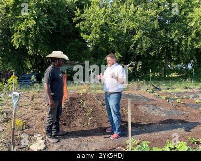 Coy Poitier, Executive Director des FAWC Conservatory of Arts and Sciences, verwaltet eine 1 Hektar große städtische Farm, die als Bildungszentrum in der Nähe von Dallas genutzt wird. Coy arbeitet eng mit Stefen Tucker, Urban County Executive Director, und der USDA Farm Service Agency zusammen, um mehr über die Vorteile und Möglichkeiten zu erfahren, die das Department bietet. Coy ist derzeit Mitglied des FSA Urban County Committee in Dallas. 7/2023 USDA Foto von Joshua Coleman Stockfoto