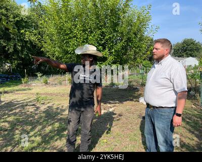 Coy Poitier, Executive Director des FAWC Conservatory of Arts and Sciences, verwaltet eine 1 Hektar große städtische Farm, die als Bildungszentrum in der Nähe von Dallas genutzt wird. Coy arbeitet eng mit Stefen Tucker, Urban County Executive Director, und der USDA Farm Service Agency zusammen, um mehr über die Vorteile und Möglichkeiten zu erfahren, die das Department bietet. Coy ist derzeit Mitglied des FSA Urban County Committee in Dallas. 7/2023 USDA Foto von Joshua Coleman Stockfoto