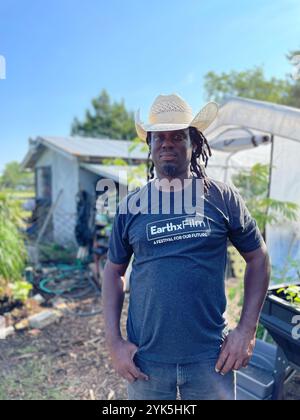 Coy Poitier, Executive Director des FAWC Conservatory of Arts and Sciences, verwaltet eine 1 Hektar große städtische Farm, die als Bildungszentrum in der Nähe von Dallas genutzt wird. Coy arbeitet eng mit Stefen Tucker, Urban County Executive Director, und der USDA Farm Service Agency zusammen, um mehr über die Vorteile und Möglichkeiten zu erfahren, die das Department bietet. Coy ist derzeit Mitglied des FSA Urban County Committee in Dallas. 7/2023 USDA Foto von Joshua Coleman Stockfoto