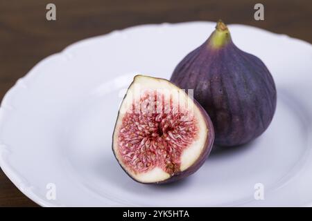 Frische Reife Feigen auf Teller, exotischen Früchten Nahaufnahme Stockfoto