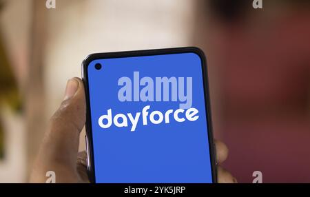 Das Dayforce-Logo wird auf dem Smartphone angezeigt. Dayforce Inc bietet HR-Software und -Services weltweit an. Stockfoto