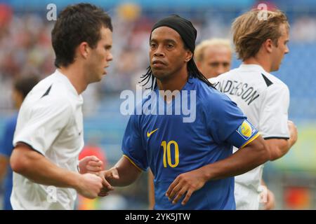 SHENYANG, CHINA – 10. AUGUST: Brasilianischer Mannschaftskapitän Ronaldinho in Aktion während eines Olympischen Fußballturniers Gruppe C gegen Neuseeland am 10. August 2008 im Shenyang Olympic Sports Center Stadium in Shenyang, China. Nur redaktionelle Verwendung. (Fotografie von Jonathan Paul Larsen / Diadem Images) Stockfoto