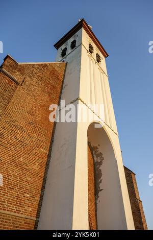 Imposanter Backsteinkirchturm mit hellen Oberflächen unter klarem Himmel, Reformierte Kirche in den Hoorn, Texel Stockfoto