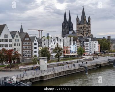 Messen Sie Köln an der Frankenwerft in der Kölner Altstadt Nord am linken Rheinufer und im Hintergrund die alten historischen Gebäude, die Kölner Katheter Stockfoto