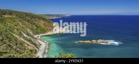 Meereslandschaft von Aussichtspunkt La Atalaya, Kantabrisches Meer, Miradores Küstenpfad, Natura 2000-Netzwerk, Naturschutzgebiet, Muros de Nalon, Principado de AST Stockfoto