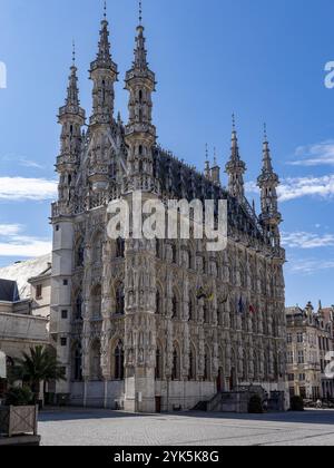 Künstlerisches Gebäude Leuvener Rathaus (Historisch Stadhuis van Leuven) von 1469 im spätgotischen Stil am Groten Markt, Leuven, Flandern, Flämisch B. Stockfoto