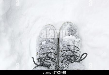 Die Stiefel an den Schnürsenkeln sind mit Schnee bedeckt. Winter, Schneefall, Kälte, gefilzte Wollschuhe, Frostschutz, Frostbeständigkeit. Das Leben im Dorf, cott Stockfoto