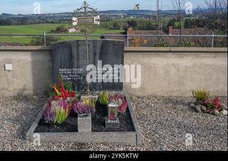 Grab mit Heidekraut (Erica), bei St. Georg und St. Florian, eine denkmalgeschützte katholische Pfarrkirche in Reicholzried, Allgaeu, Bayern, Deutschland, Europa Stockfoto