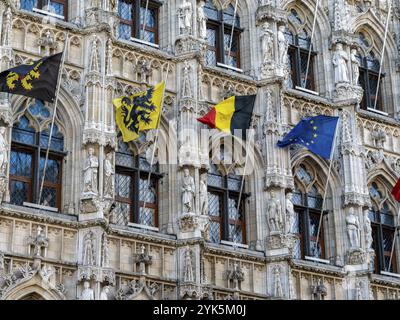 Detail künstlerisches Gebäude Leuvener Rathaus (Historisch Stadhuis van Leuven) von 1469 im spätgotischen Stil am Groten Markt, Leuven, Flandern, Flemis Stockfoto