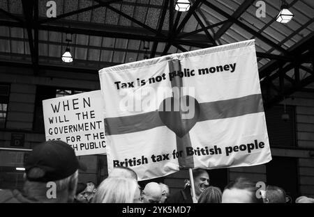 Foto: © Jamie Callister. Tausende kommen nach London, um an einem pro-nationalistischen marsch gegen Keir Starmers Labour-Regierung teilzunehmen. Parlamentsq Stockfoto