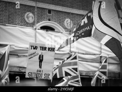 Foto: © Jamie Callister. Tausende kommen nach London, um an einem pro-nationalistischen marsch gegen Keir Starmers Labour-Regierung teilzunehmen. Parlamentsq Stockfoto