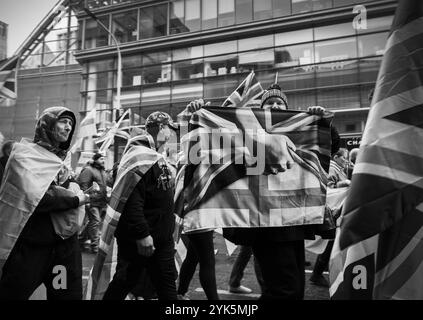 Foto: © Jamie Callister. Tausende kommen nach London, um an einem pro-nationalistischen marsch gegen Keir Starmers Labour-Regierung teilzunehmen. Parlamentsq Stockfoto