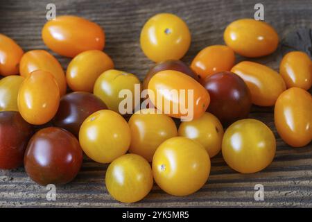 Cherry-Tomaten auf rustikalen hölzernen Hintergrund Stockfoto