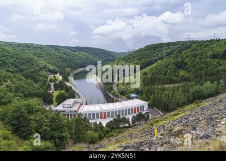 Wasserkraftwerk Dalesice am Fluss Jihlava und im Hintergrund die Kühltürme der Kernkraftwerke Dukovany, Bezirk Trebic, tschechischer Repu Stockfoto