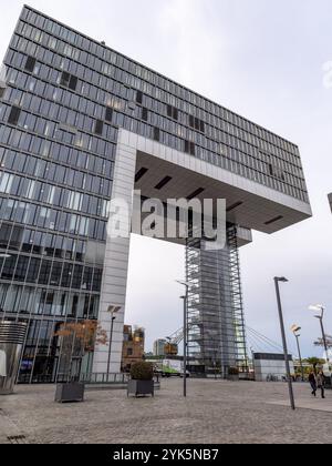 Ein Wolkenkratzer Kranbau im Rheinauer Hafen im Zollhafen Köln, Nordrhein-Westfalen, Deutschland, Europa Stockfoto