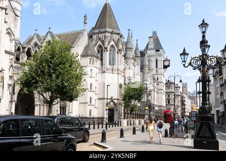 Die Front des Royal Courts of Justice, ein Gebäude im gotischen Stil am Strand, London, Großbritannien. Konzept: gerichtsgebühren, Gerichtskosten, Gerichtssystem, Recht, Gesetze Stockfoto