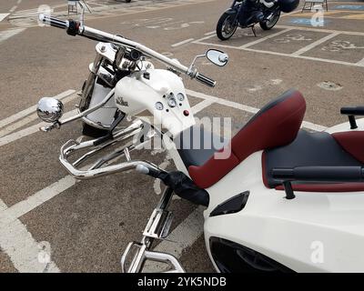 Olbia, Italien, 19. Juni 2023. Ausstellung im Stadtzentrum neuer Modelle dreirädriger Motorräder. Stockfoto