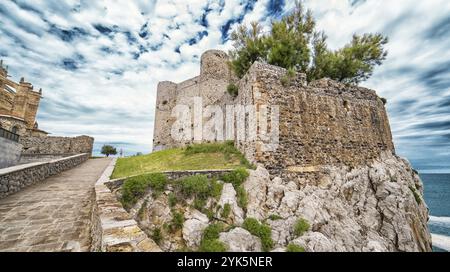 Schloss von Castro-Urdiales, spanisches Kulturgut aus dem 13. Jahrhundert, Castro-Urdiales, Kantabrien, Spanien, Europa Stockfoto