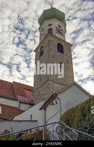 Der Kirchturm mit Uhren St. Georg und St. Florian ist eine denkmalgeschützte katholische Pfarrkirche in Reicholzried, Allgäu, Bayern, Deutschland Stockfoto