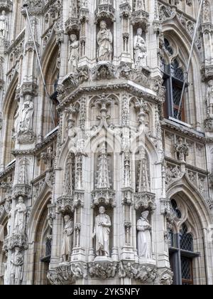 Detail künstlerisches Gebäude Leuvener Rathaus (Historisch Stadhuis van Leuven) von 1469 im spätgotischen Stil am Groten Markt, Leuven, Flandern, Flemis Stockfoto