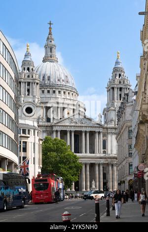 Ludgate Hill bis zur Westwand der St. Paul's Cathedral, einer Kathedrale aus dem 17. Jahrhundert mit einer 365 m hohen Kuppel und einem wichtigen Wahrzeichen Londons Stockfoto