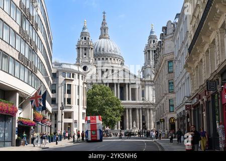 Ludgate Hill bis zur Westwand der St. Paul's Cathedral, einer Kathedrale aus dem 17. Jahrhundert mit einer 365 m hohen Kuppel und einem wichtigen Wahrzeichen Londons Stockfoto